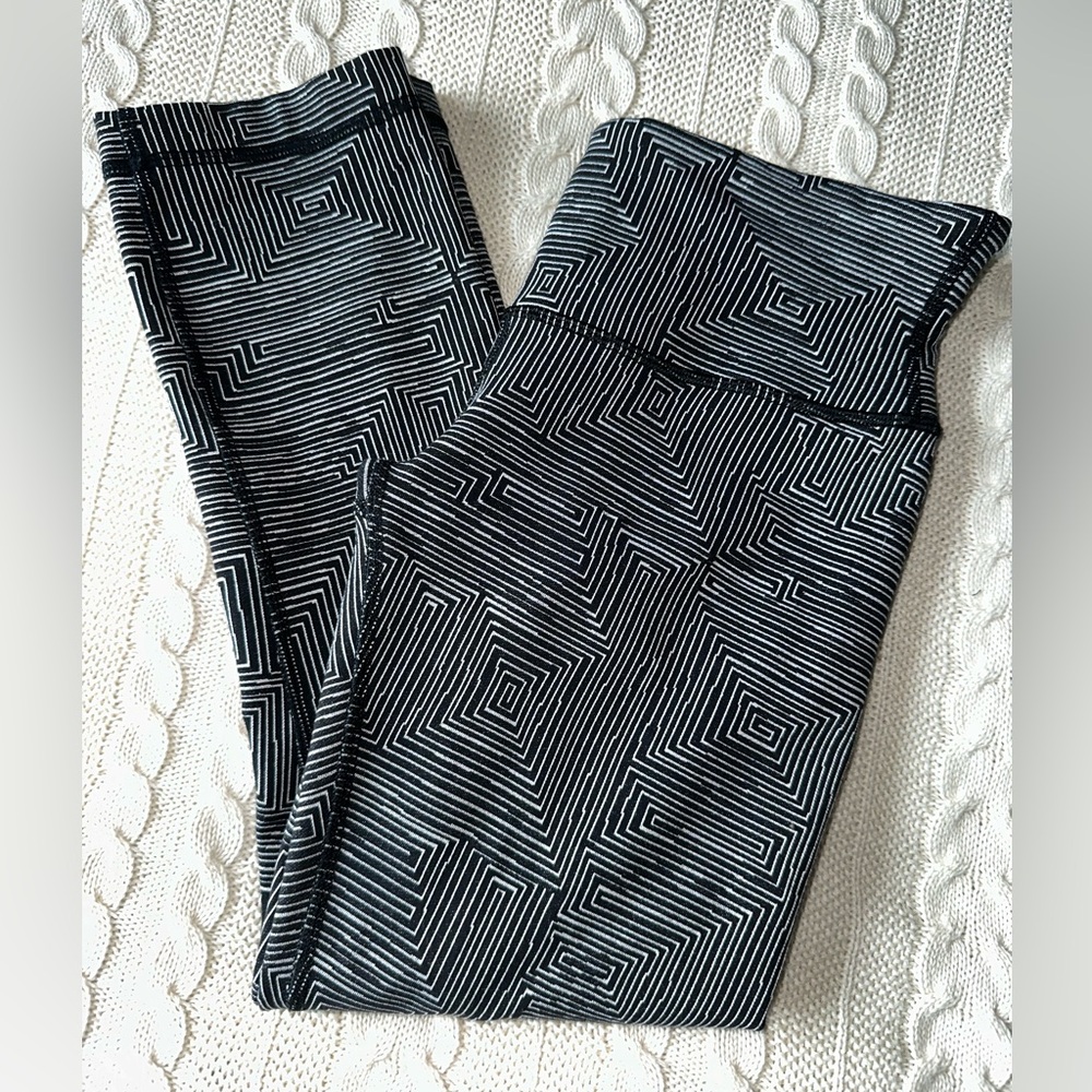 Lululemon Wunder Under Crop III Maze Jacquard White Black Size 4